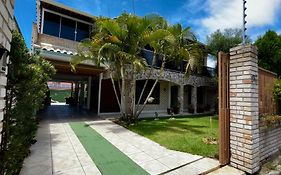Casa espaçosa com sala de jogos interna e externa